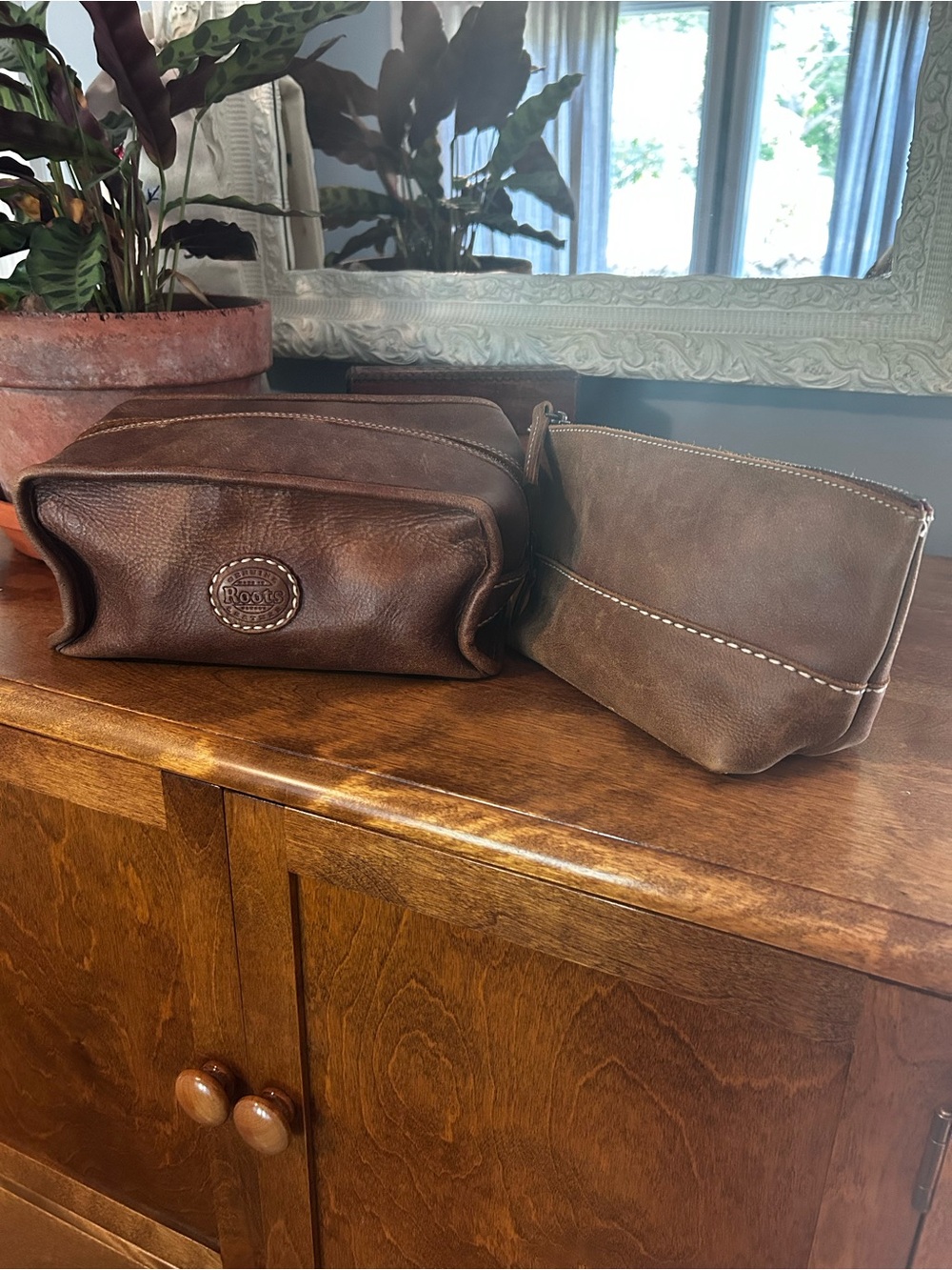 Roots Banff Travel Kit and Zippered Pouch, Genuine Leather in Tribe, Unisex